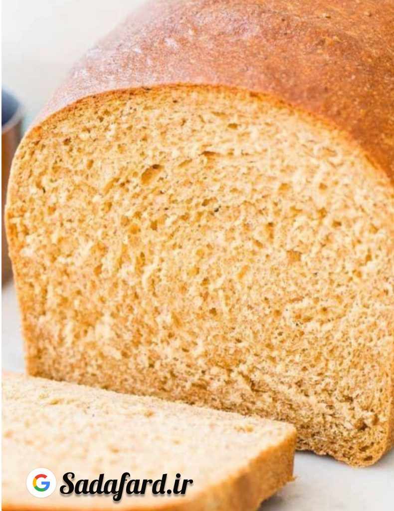 آرد گندم کامل همان آرد سبوس‌دار است. این آرد دارای رنگی تیره می باشد.
نسبت به دیگر آردها، پروتئین بیشتری دارد. دارای فیبر زیاد و ویتامین زیادی است.