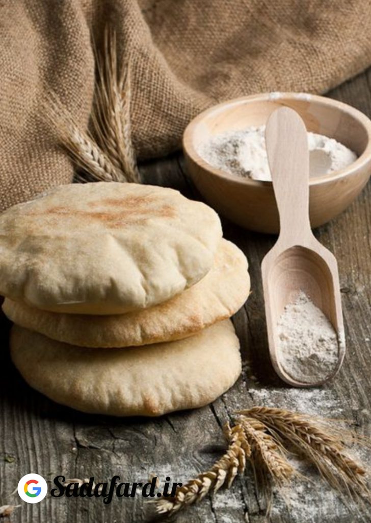 با آرد ،نمک، خمیرماه و آب می توان یک نان خانگی ساده و خوشمزه پخت.